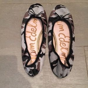 Size 10 Sam Edelman camo ballet flats.